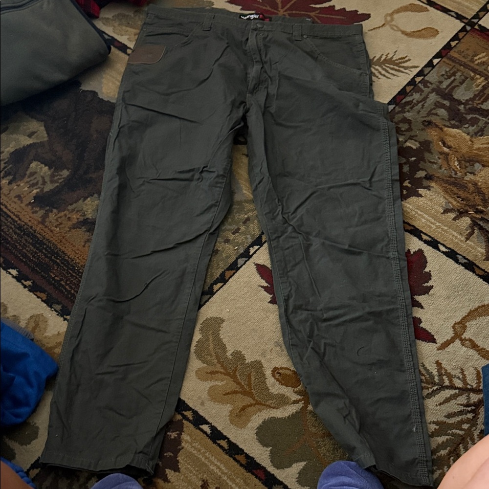 Wrangler Men's Dark Gray khakis Pants W 42 L 34